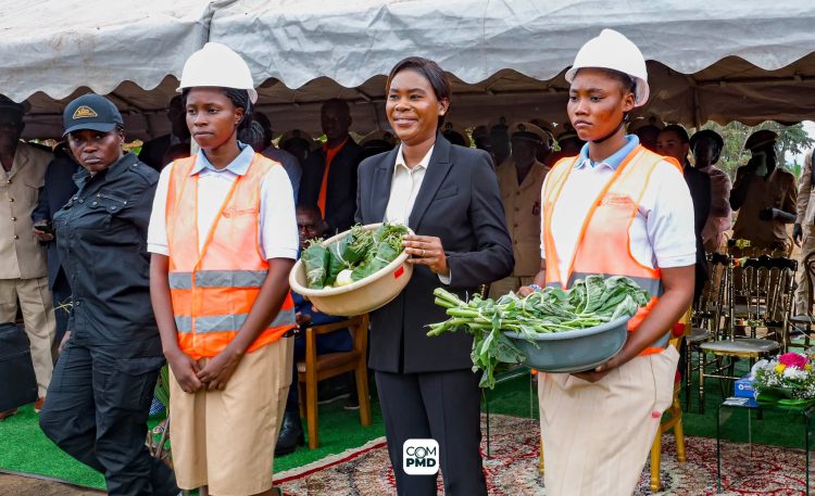 AGRICULTURE : À Lébamba, Zita Oligui Nguema reçoit les fruits de la terre en signe de gratitude