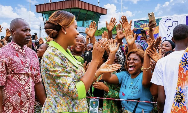 FÊTE DES MÈRES : Tchibanga réserve un accueil triomphal à la Première Dame