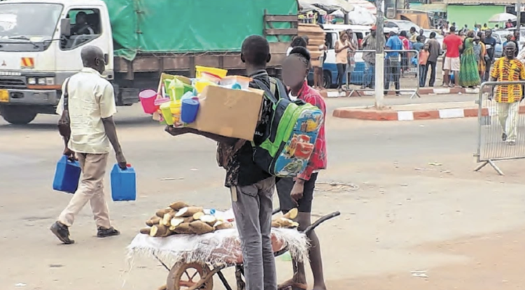 Libreville : des mineurs utilisés pour accompagner des adultes dans la mendicité, un phénomène qui inquiète