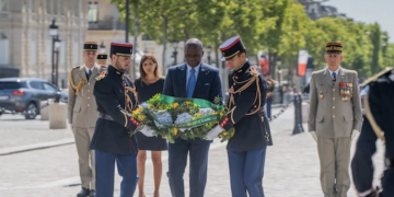 Visite d&rsquo;État : hommage d&rsquo;Oligui Nguema aux héros français